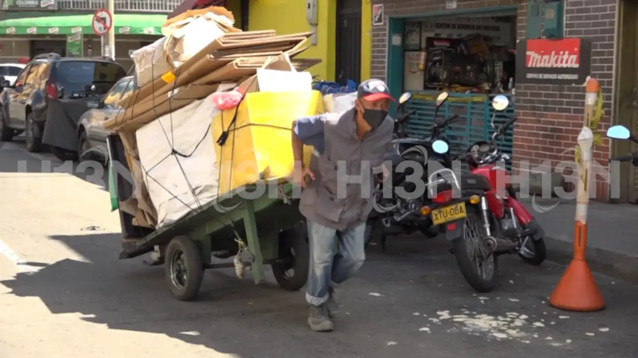 ¡Una apuesta ambiental! Recicladores de Medellín reciben apoyo para dignificar su trabajo 1 recicladores