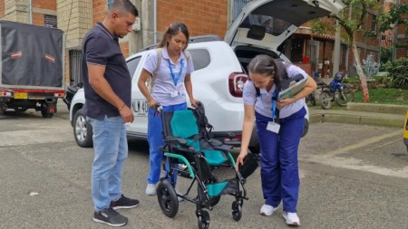 En Medellín se mejoran las condiciones de vida con la entrega de sillas de ruedas silla de ruedas