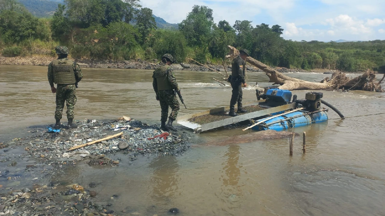 Descubren en un río de La Pintada, Suroeste de Antioquia, elementos para la extracción ilícita de yacimientos mineros 2 yacimeintos-ilegales-mineros-lapintada-elementos-destruidos