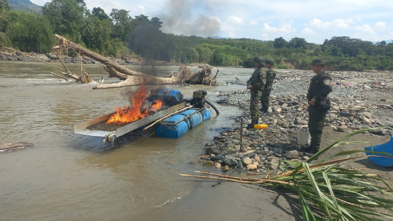 Descubren en un río de La Pintada, Suroeste de Antioquia, elementos para la extracción ilícita de yacimientos mineros 1 yacimeintos-ilegales-mineros-lapintada-elementos-destruidos2