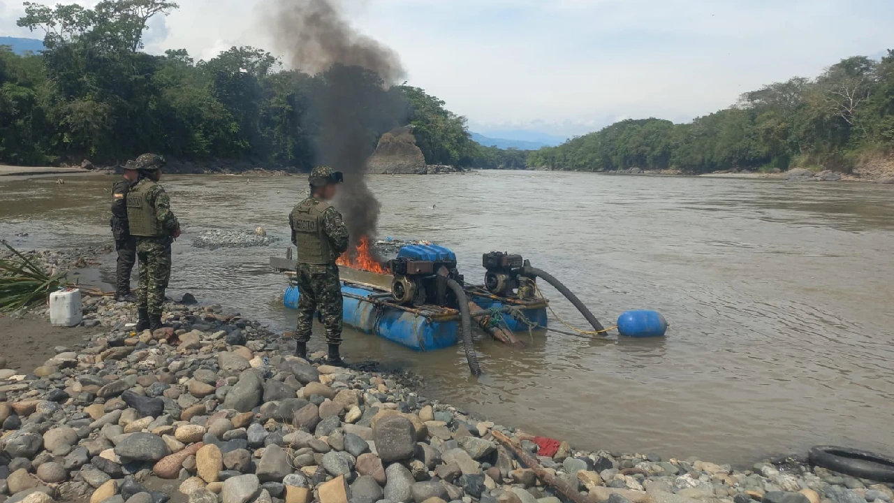 Descubren en un río de La Pintada, Suroeste de Antioquia, elementos para la extracción ilícita de yacimientos mineros 3 yacimeintos-ilegales-mineros-lapintada-elementos-destruidos3