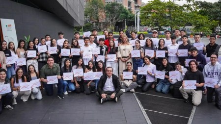 Alcaldía de Envigado otorga becas de educación superior a 65 estudiantes