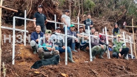 Caminaron por siete horas para rendir homenaje a las víctimas del accidente de la avioneta en Urrao