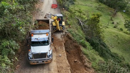 Gobernación confirma que continúa la pavimentación de la vía Cañasgordas – Abriaquí