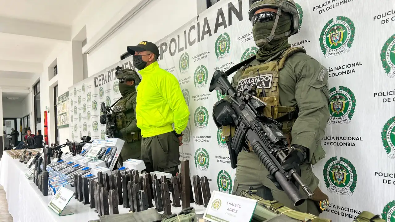 Policía descubre un centro de acopio de armas que sería del “Clan del Golfo” en el Occidente de Antioquia