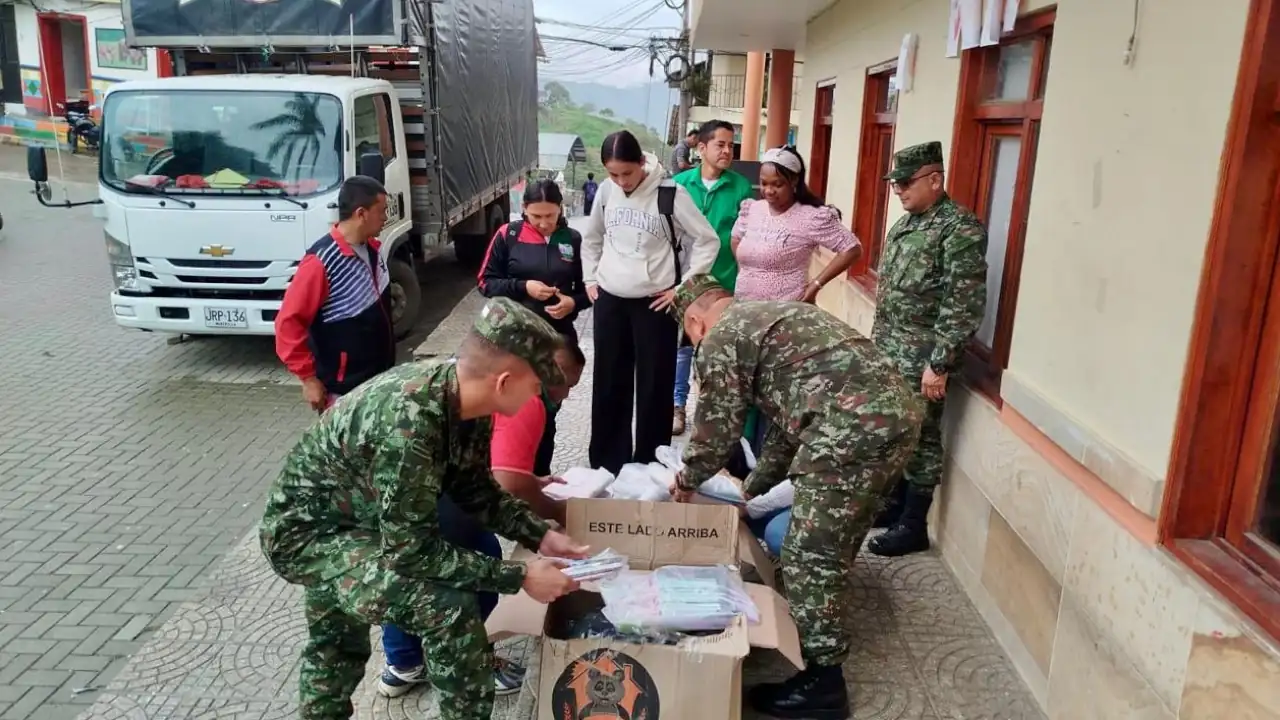 Soldados entregan más de 180 kits escolares a niños en una zona rural al Norte de Antioquia