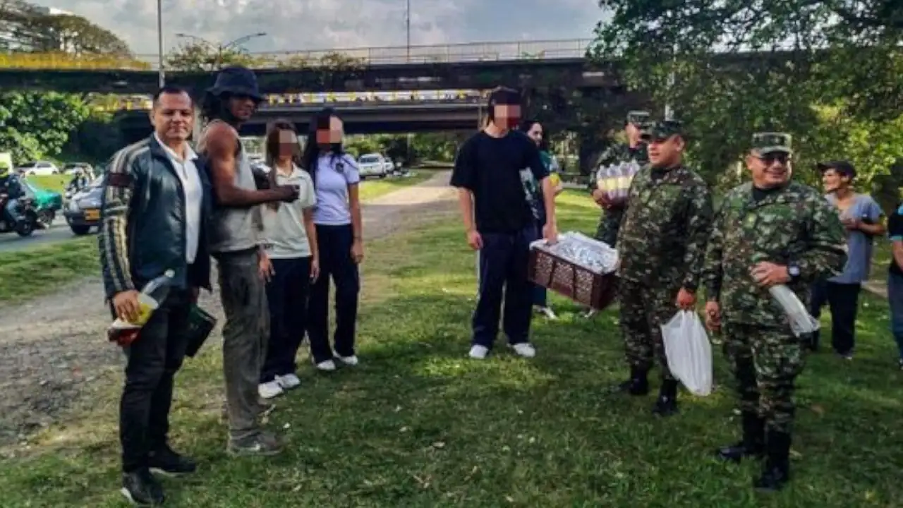 Soldados entregaron refrigerios a habitantes de calle en Medellín