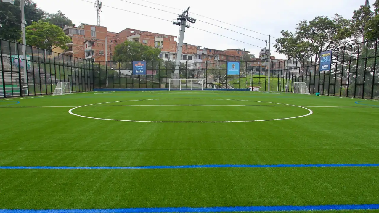 “Esta cancha nada tiene que envidiarle a otras canchas”: Alcalde de Medellín tras entrega de obras en el Doce de Octubre