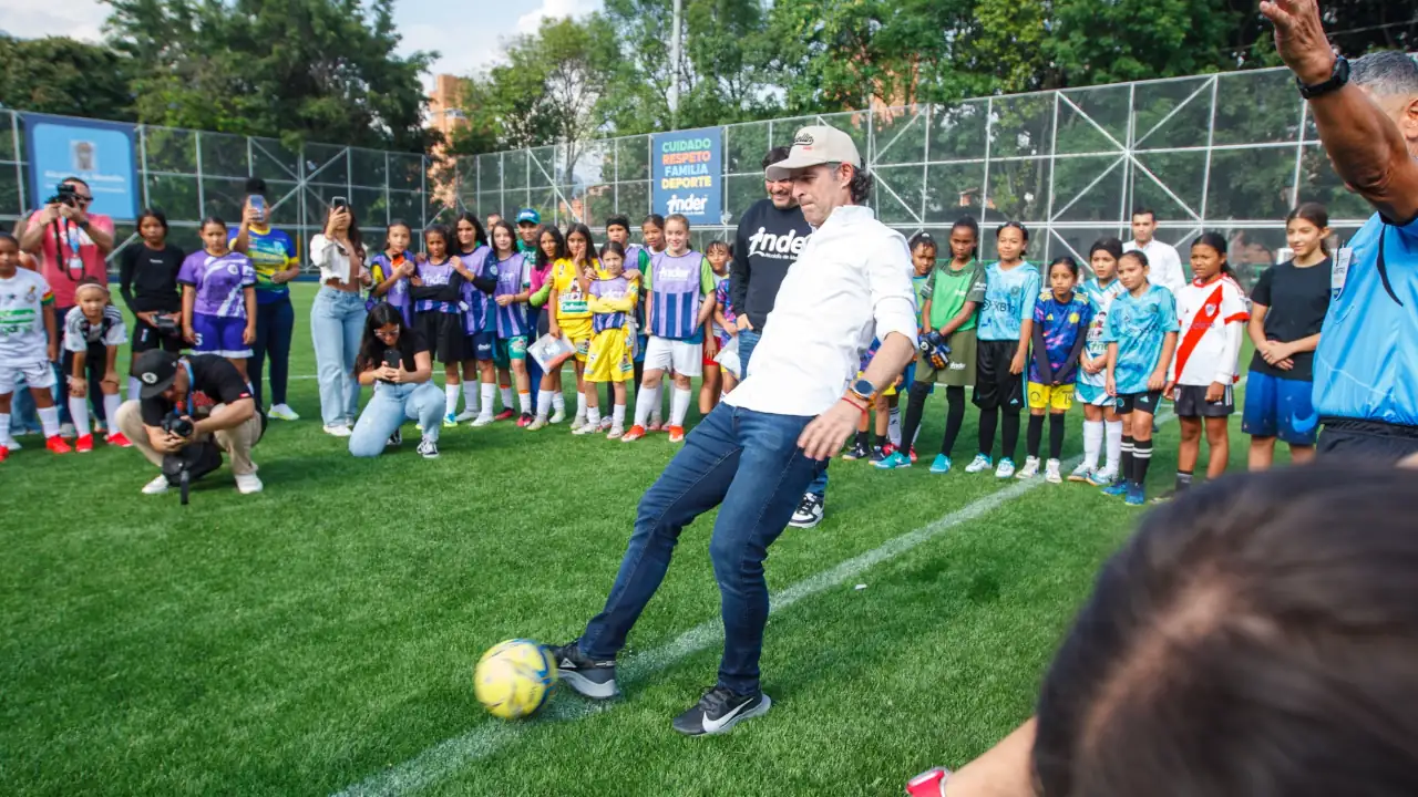 En La Floresta están estrenando cancha. La Alcaldía hizo entrega de la renovación