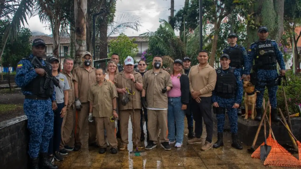 A algunos privados de la libertad en La Ceja los sacaron un ‘ratico’ para que embellecieran el parque principal