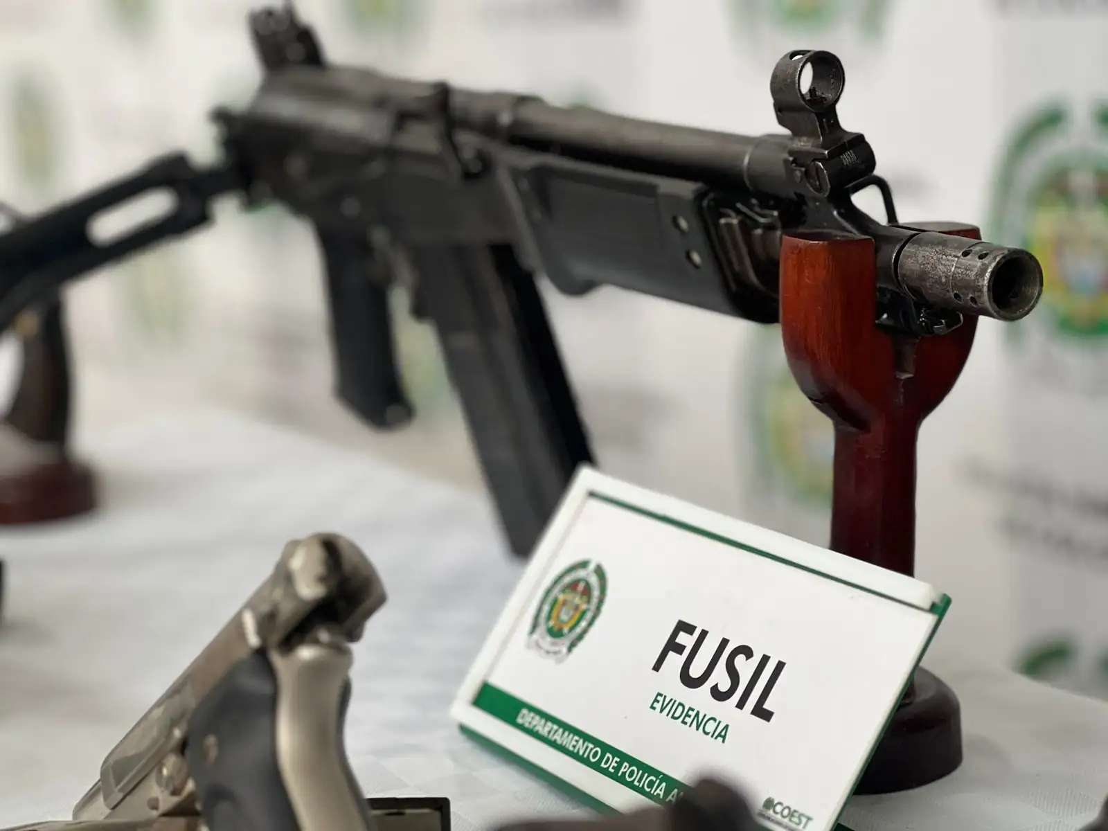 Policía descubre un centro de acopio de armas que sería del “Clan del Golfo” en el Occidente de Antioquia