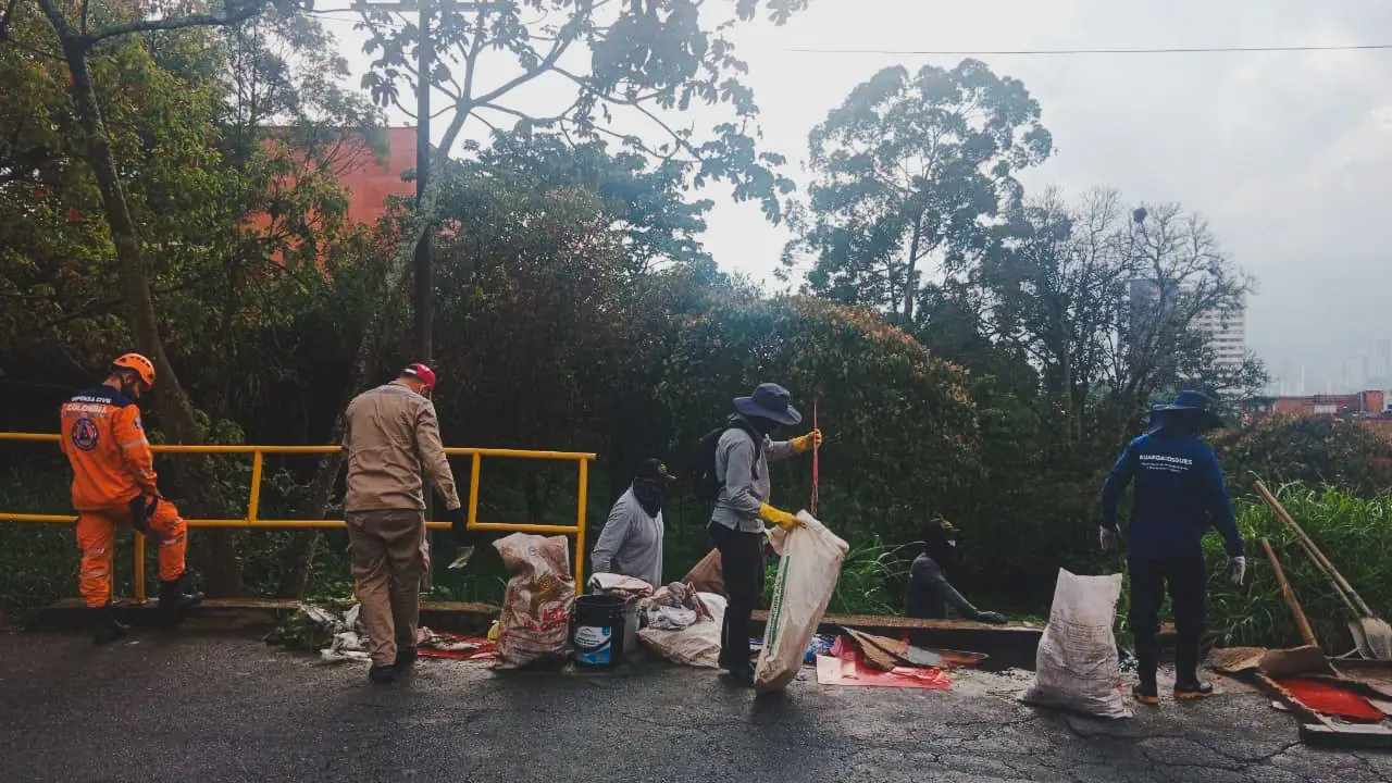 Sacan 500 kilos de basura de un río en La Estrella