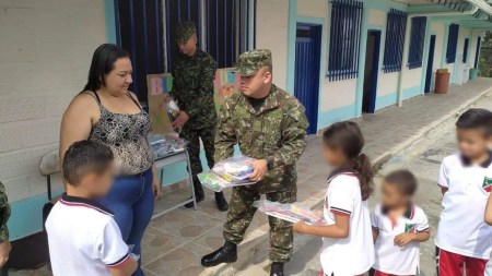 Soldados entregan más de 180 kits escolares a niños en una zona rural al Norte de Antioquia