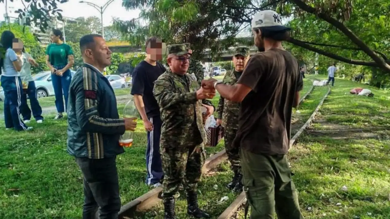 Soldados entregaron refrigerios a habitantes de calle en Medellín