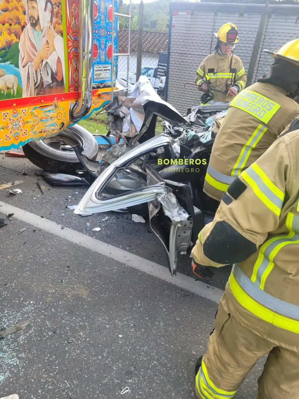 Una mujer falleció tras el choque de un bus escalera y una camioneta chocaron en la Autopista Medellín – Bogotá