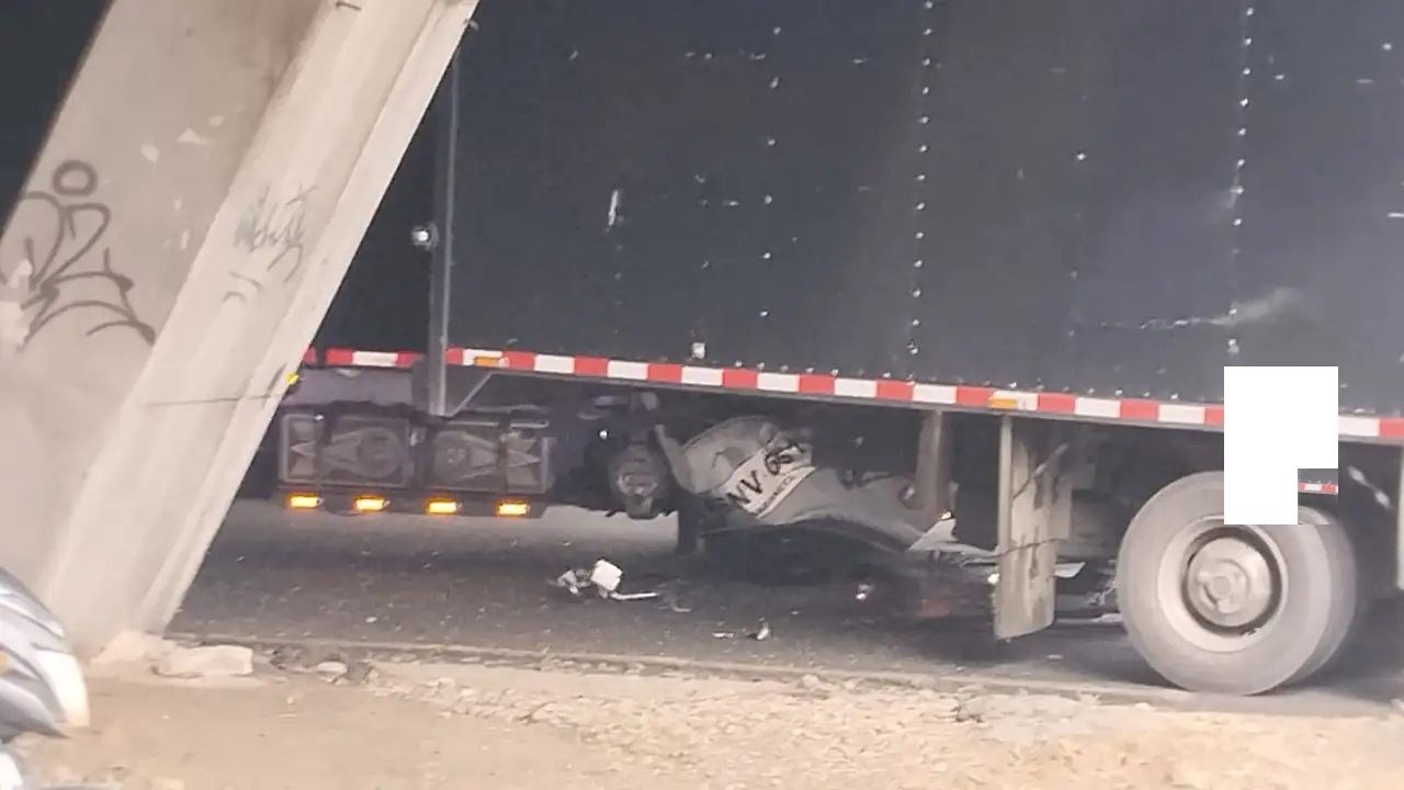 Impactante choque: moto quedó atrapada bajo un camión en la Avenida Regional 1 Impactante choque: moto quedó atrapada bajo un camión en la Avenida Regional