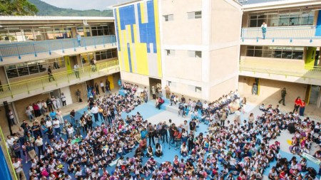 Alcalde Federico Gutiérrez entrega escuela renovada en San Antonio de Prado, beneficiando a 680 estudiantes