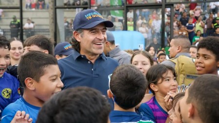 “Esta cancha nada tiene que envidiarle a otras canchas”: Alcalde de Medellín tras entrega de obras en el Doce de Octubre “Esta cancha nada tiene que envidiarle a otras canchas”: Alcalde de Medellín tras entrega de obras en el Doce de Octubre