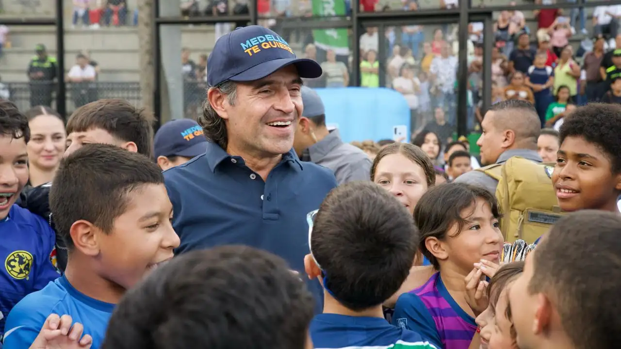 “Esta cancha nada tiene que envidiarle a otras canchas”: Alcalde de Medellín tras entrega de obras en el Doce de Octubre