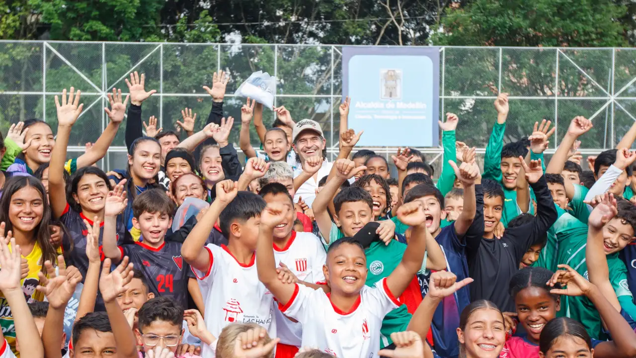 En La Floresta están estrenando cancha. La Alcaldía hizo entrega de la renovación