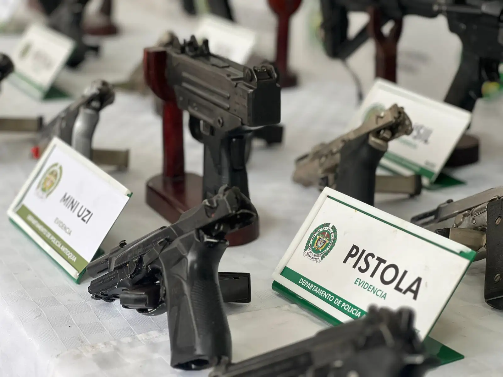 Policía descubre un centro de acopio de armas que sería del “Clan del Golfo” en el Occidente de Antioquia