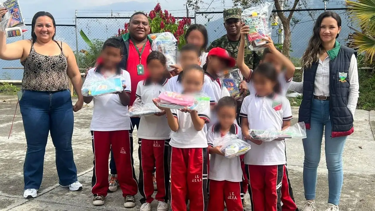 Soldados entregan más de 180 kits escolares a niños en una zona rural al Norte de Antioquia