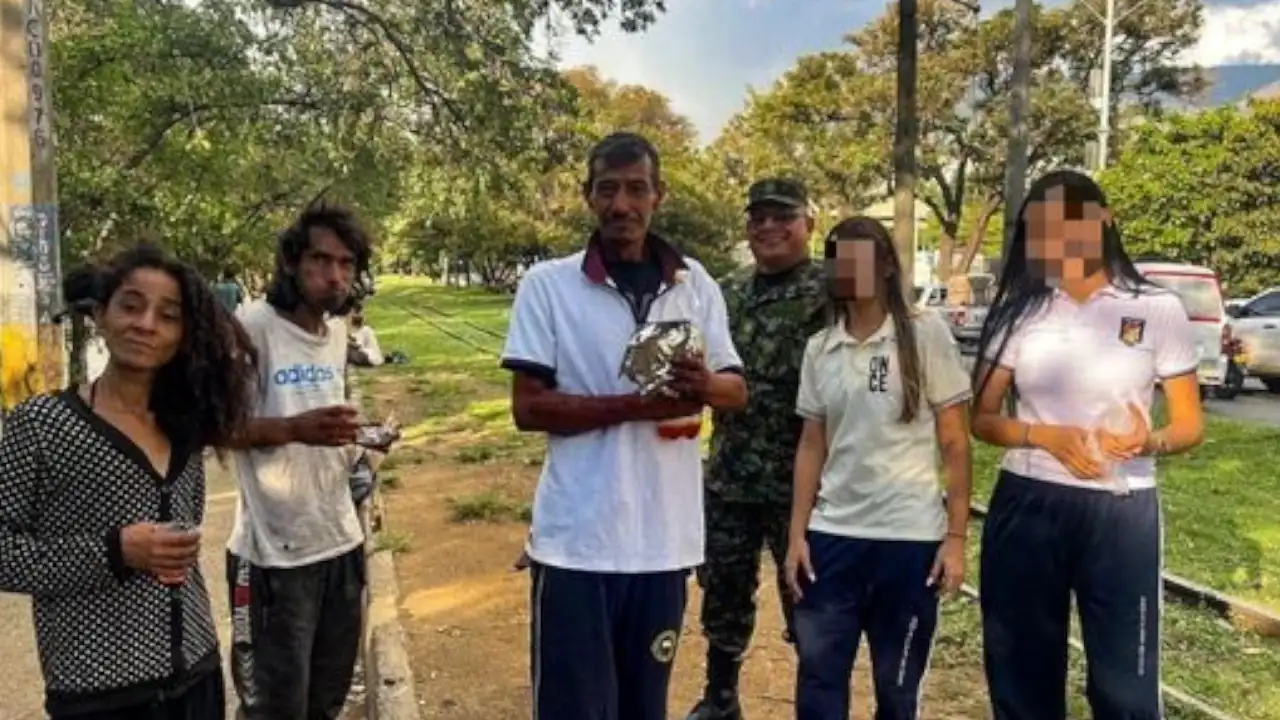 Soldados entregaron refrigerios a habitantes de calle en Medellín