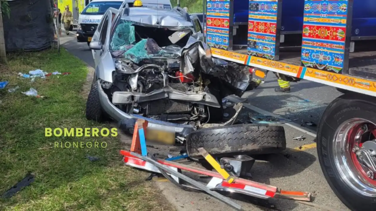 Una mujer falleció tras el choque de un bus escalera y una camioneta chocaron en la Autopista Medellín – Bogotá