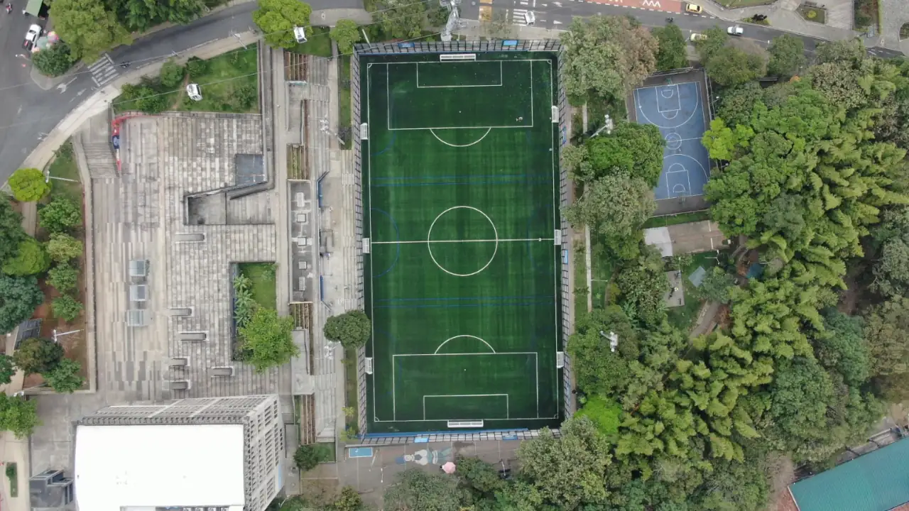 “Esta cancha nada tiene que envidiarle a otras canchas”: Alcalde de Medellín tras entrega de obras en el Doce de Octubre