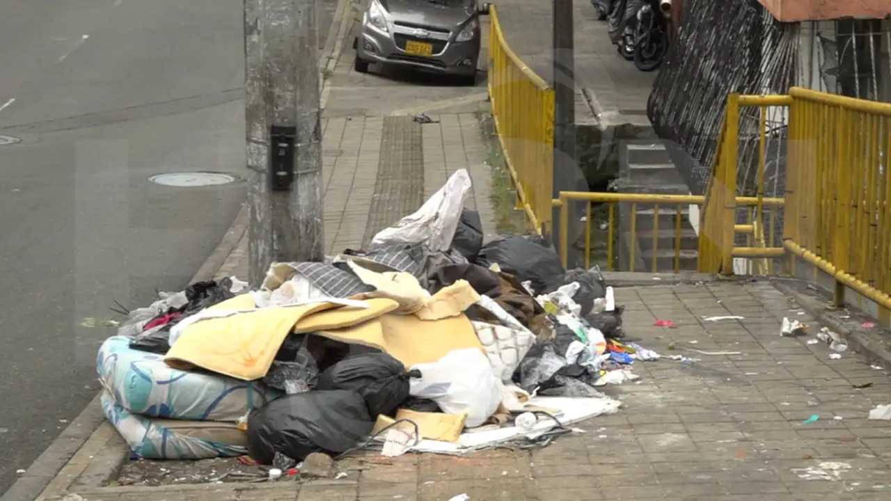 ¡Muy cochinos! La estación Gardel del Metroplús se ha convertido en un basurero municipal 1 Basuras-Manrique-3