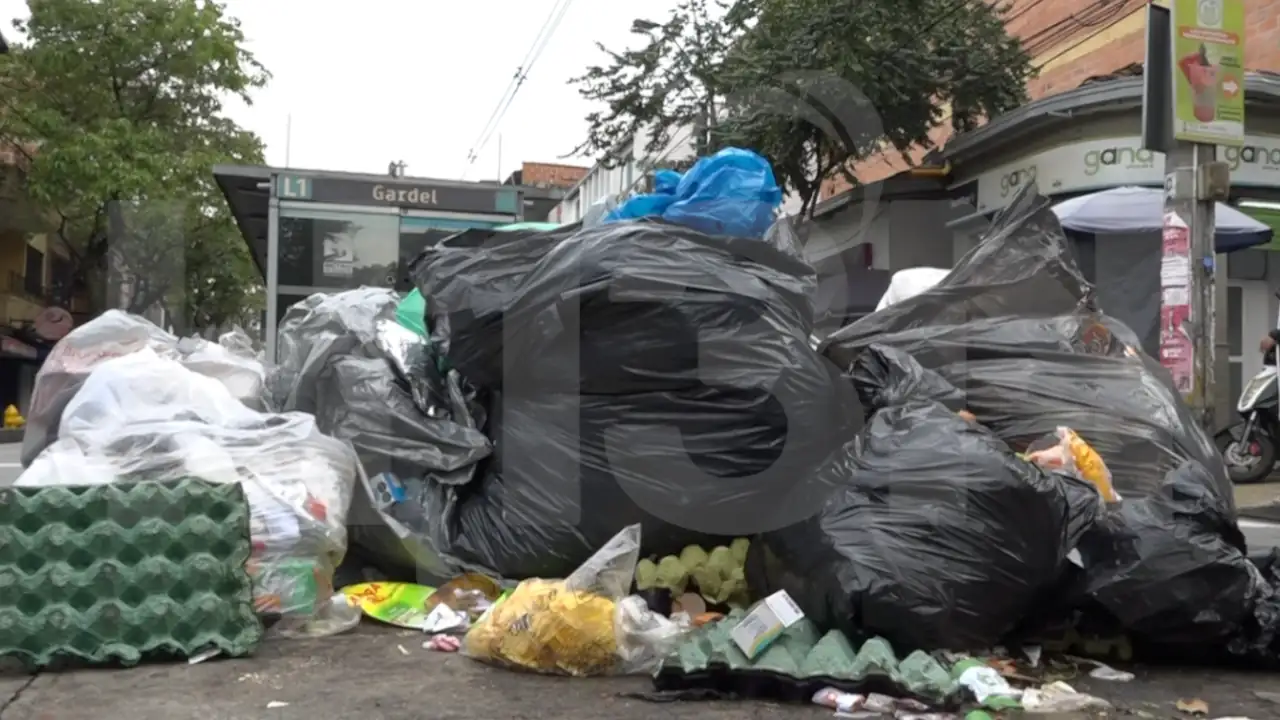 ¡Muy cochinos! La estación Gardel del Metroplús se ha convertido en un basurero municipal 3 Basuras-Manrique-4
