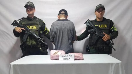 En la vía Medellín – Urabá capturan al pasajero de un bus que transportaba cuatro kilos de base de coca En la vía Medellín – Urabá capturan al pasajero de un bus que transportaba cuatro kilos de base de coca