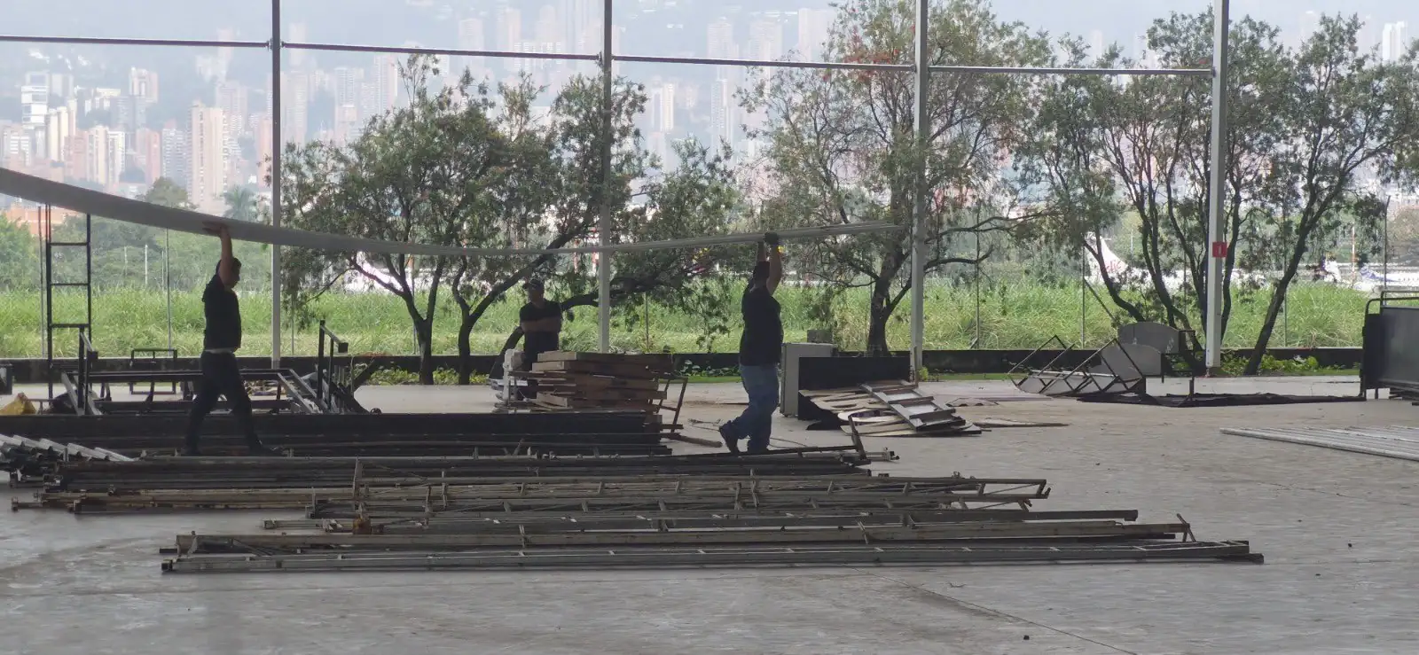 Luego de las irregularidades, inició el desmonte de carpa en el Aeroparque Juan Pablo ll 2 Carpa-Juan-Pablo-ll-desmonte