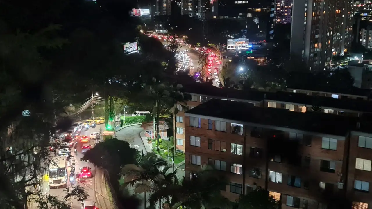 ¡Pilas! Hay gigantesco taco en la Avenida Las Palmas tras accidente en el Túnel de Oriente
