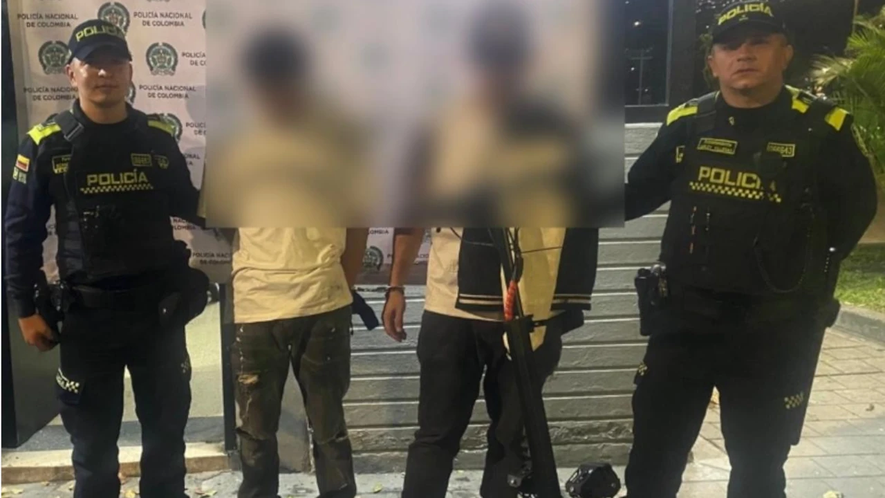 En operativo de la Policía, capturaron a dos hombres luego de haberse hurtado una patineta eléctrica