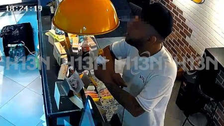 ¡Descarado! Un ladrón llegó a un negocio en Medellín, pidió una empanada y, después, amenazó y robó a la vendedora Un ladrón llegó a un negocio en Medellín, pidió una empanada y, después, amenazó y robó a la vendedora