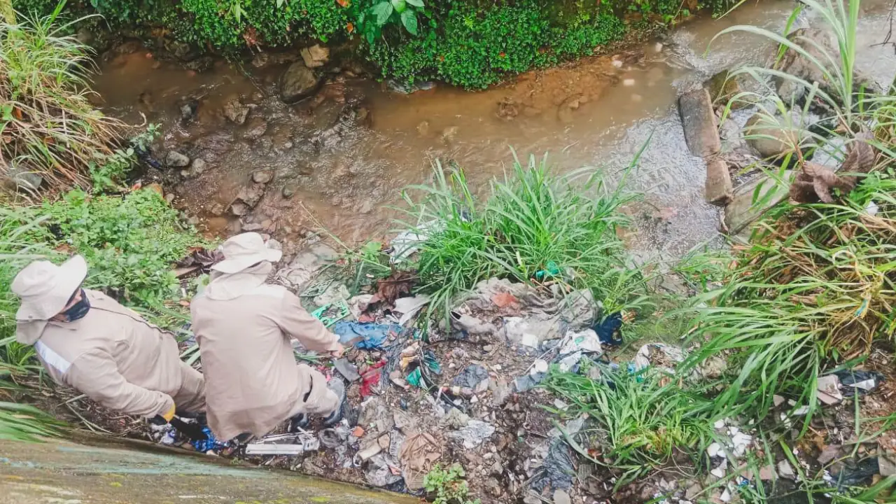 Sacan 500 kilos de basura de un río en La Estrella