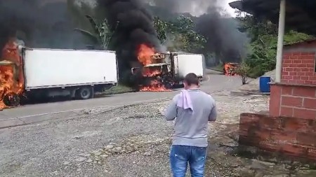 Tres camiones fueron incendiados en la vía Quibdó-Medellín, al parecer, por el ELN