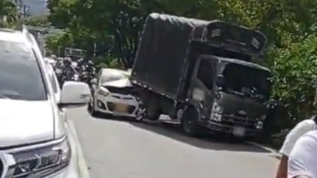 Un camión y un vehículo particular chocaron en la Avenida Bolivariana