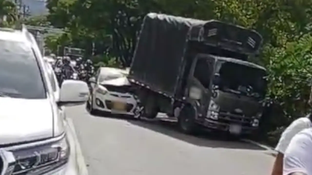 Un camión y un vehículo particular chocaron en la Avenida Bolivariana