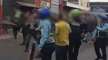 ¡Demasiada intolerancia! Un grupo de ciudadanos y agentes se agredieron cerca de La Bayadera