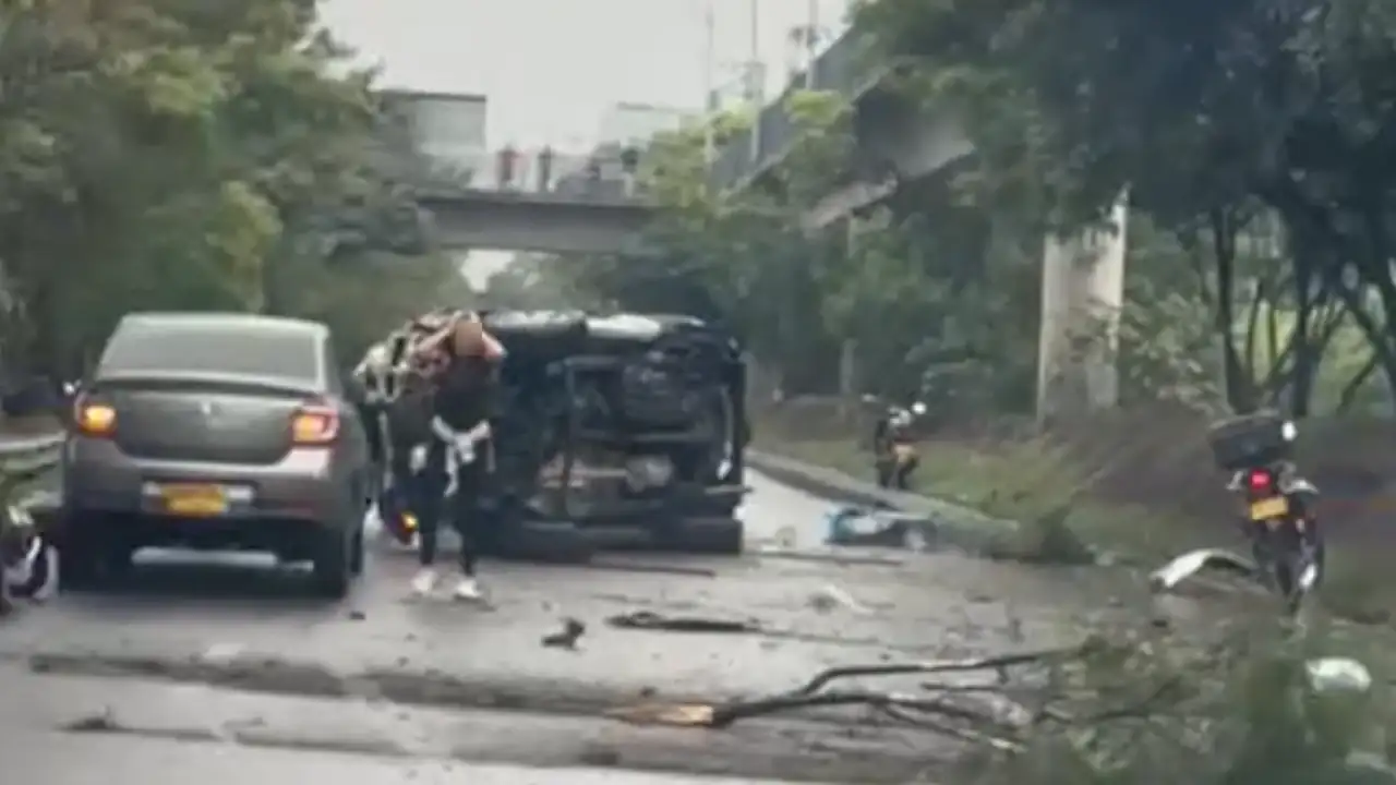 Bebé de un año y cuatro personas más lesionados tras volcamiento de una camioneta en la Avenida Regional Bebé de un año y cuatro personas más lesionados tras volcamiento de una camioneta en la Avenida Regional