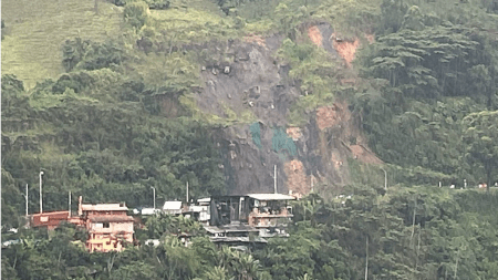 ¡Atención! Continúa la movidad reducida por derrumbe en Titiribí vía La Mansa - Primavera