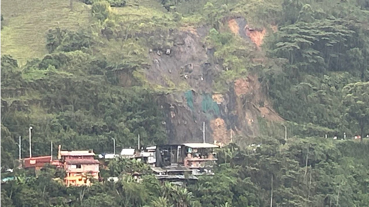 ¡Atención! Continúa la movidad reducida por derrumbe en Titiribí vía La Mansa - Primavera