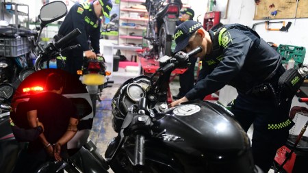 A la vista de todos un hombre estaba desguazando una moto robada en un taller en Medellín, la Policía lo capturó y cerró el establecimiento captura-dsguazar-motos-robadas-taller-motos-medellin