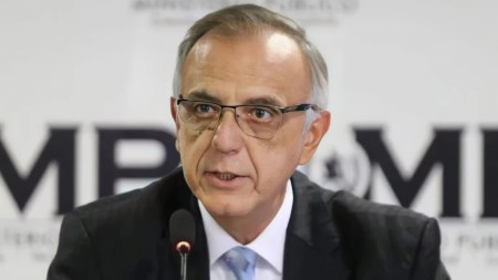 Otra renuncia irrevocable: el ministro Iván Velásquez sale del gobierno Petro