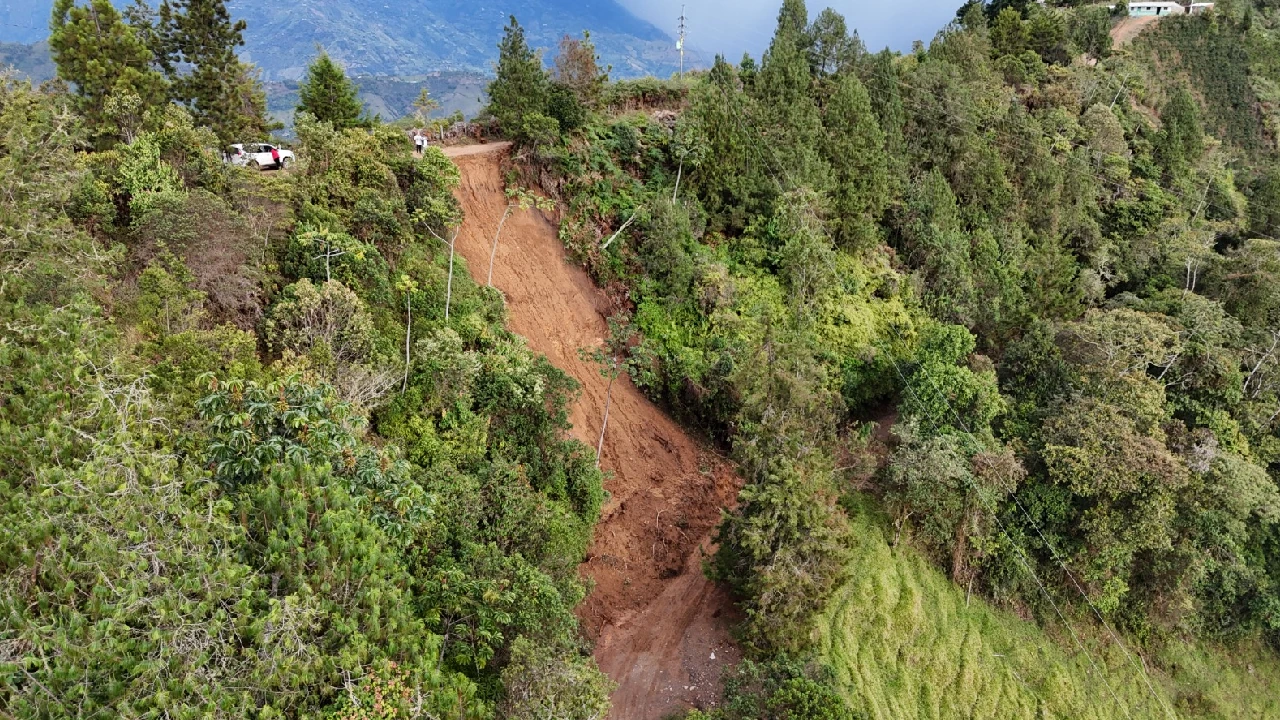 habilitan-paso-vias-abejorral-afectadas-derrumbe1