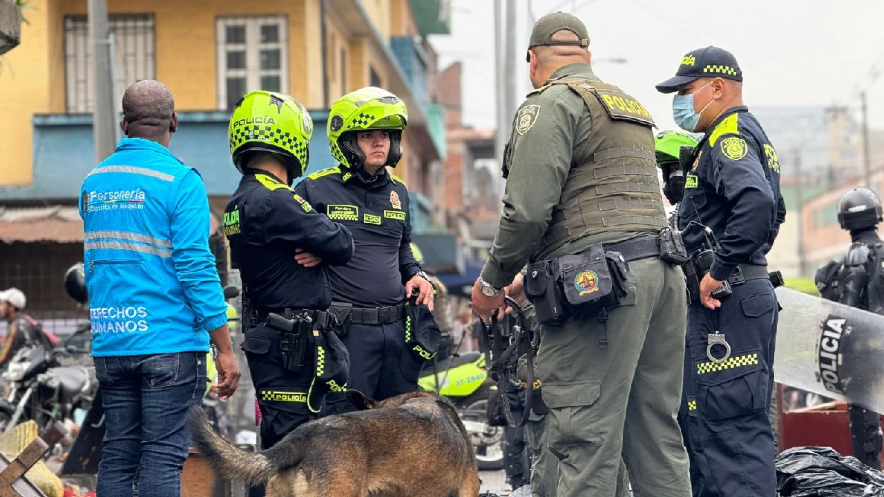 En nuevo operativo en Medellín, 12 cambuches fueron desmontados y 4.5 toneladas de basura recolectadas 1 intervencion-seguridad-policia-medellin-cambuches-basura1