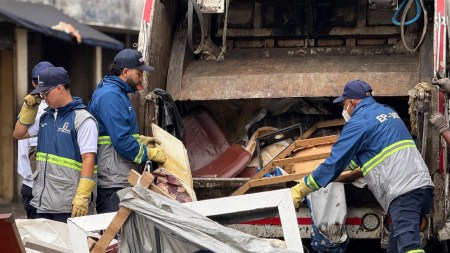 En nuevo operativo en Medellín, 12 cambuches fueron desmontados y 4.5 toneladas de basura recolectadas intervencion-seguridad-policia-medellin-cambuches-basura2