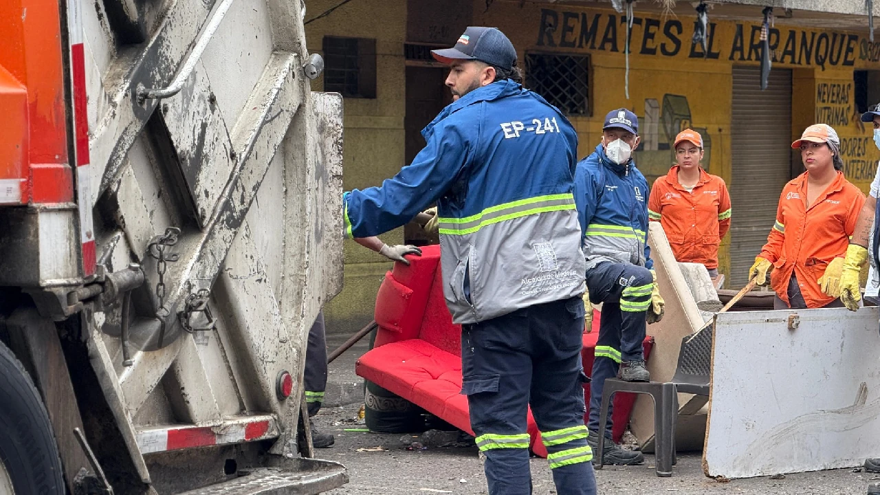 En nuevo operativo en Medellín, 12 cambuches fueron desmontados y 4.5 toneladas de basura recolectadas 2 intervencion-seguridad-policia-medellin-cambuches-basura3